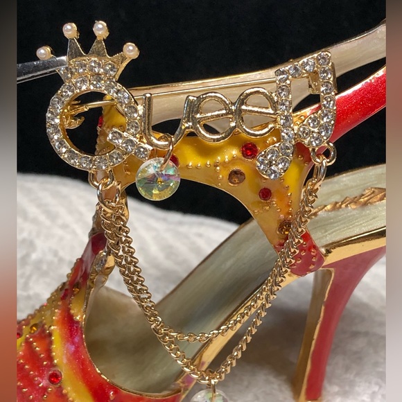 Pretty gold and rhinestone QUEEN brooch/pin - Picture 7 of 10